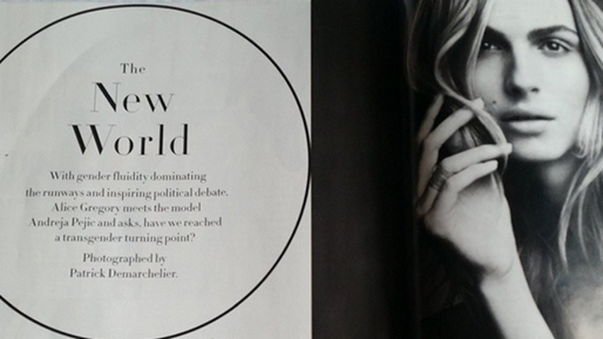 Andreja Pejic visar stolt upp sin intervju i Vogue,